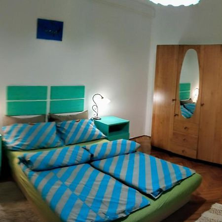 Fuesti Fecske Apartman ハイデゥソボスロー エクステリア 写真