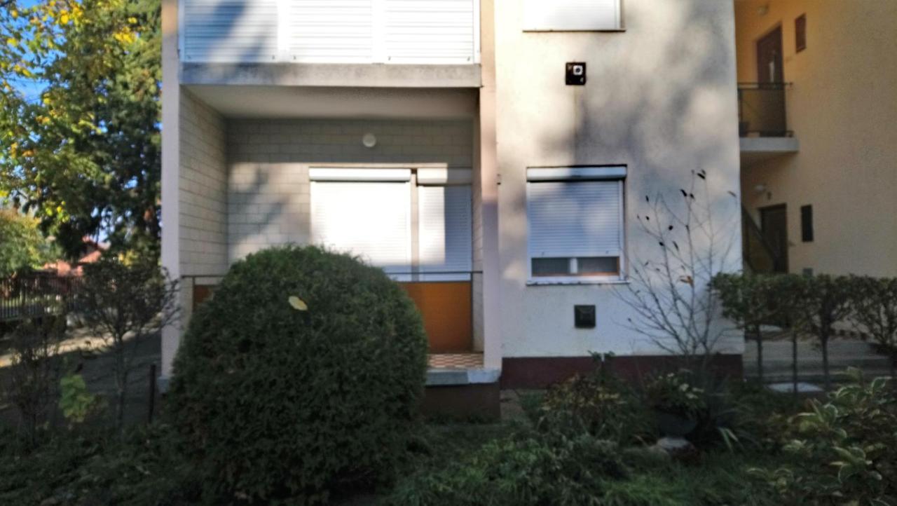 Fuesti Fecske Apartman ハイデゥソボスロー エクステリア 写真