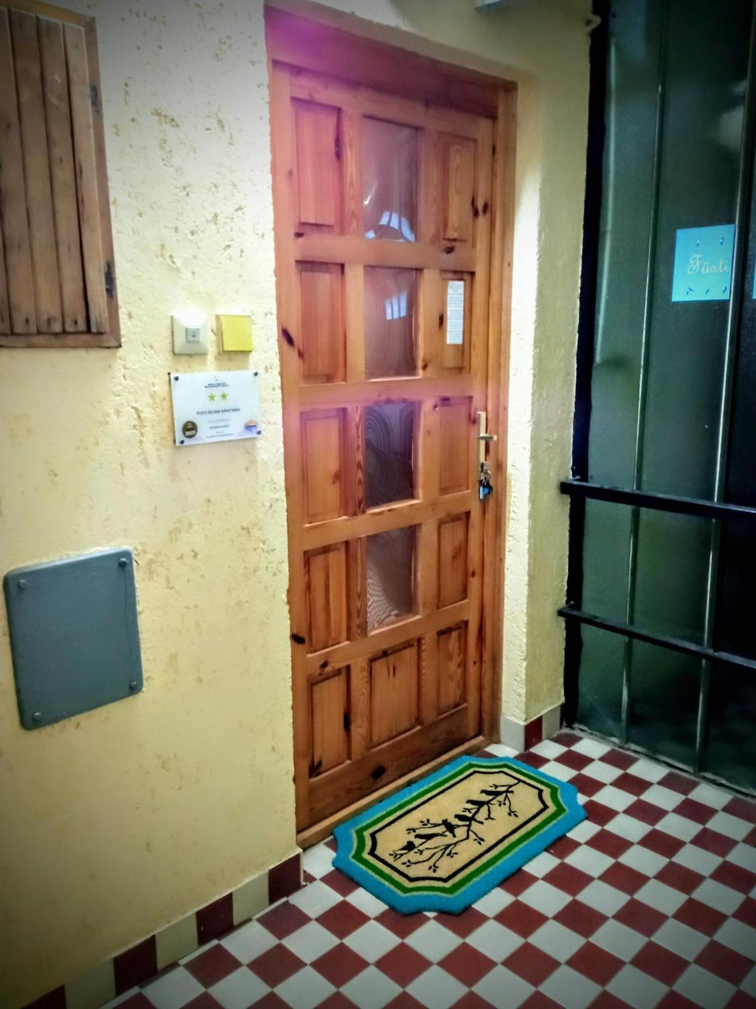 Fuesti Fecske Apartman ハイデゥソボスロー エクステリア 写真