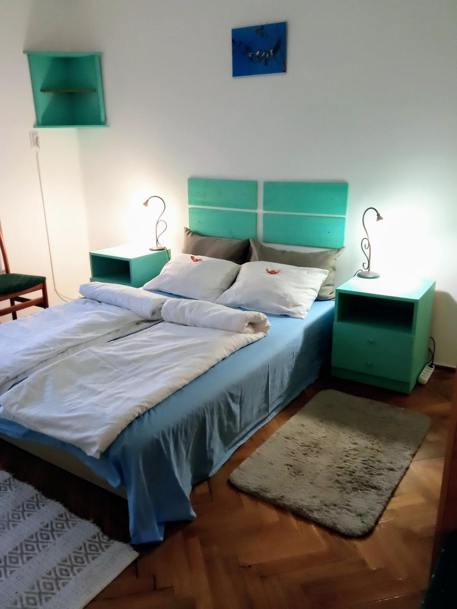 Fuesti Fecske Apartman ハイデゥソボスロー エクステリア 写真
