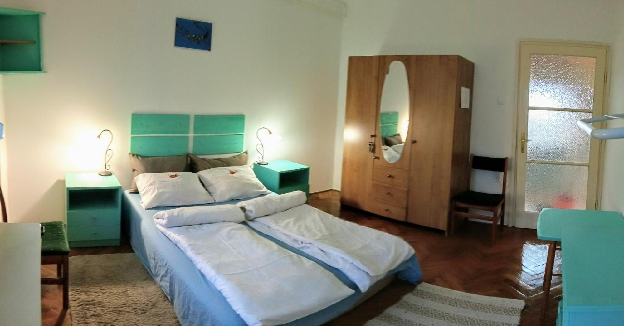 Fuesti Fecske Apartman ハイデゥソボスロー エクステリア 写真