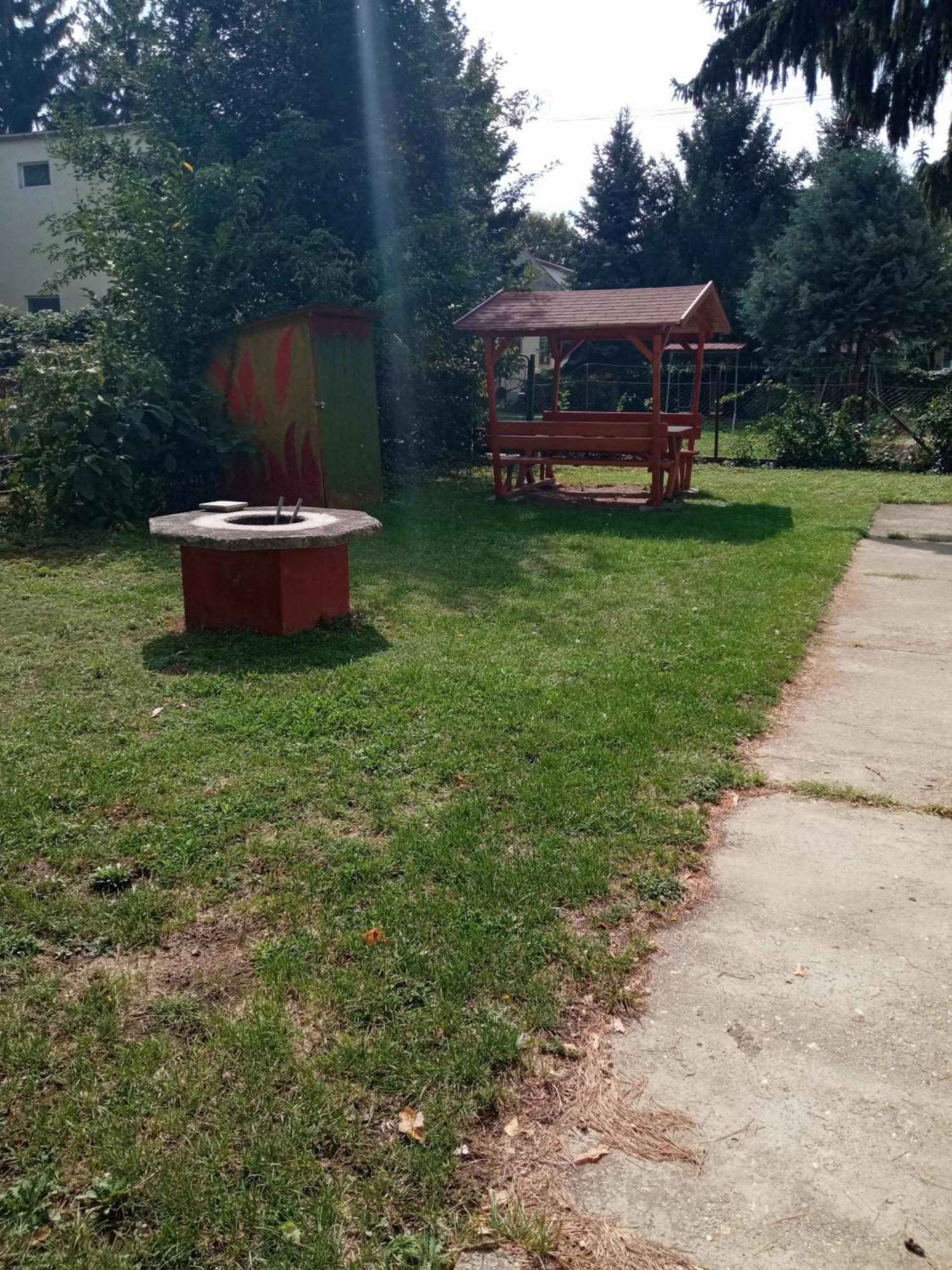 Fuesti Fecske Apartman ハイデゥソボスロー エクステリア 写真
